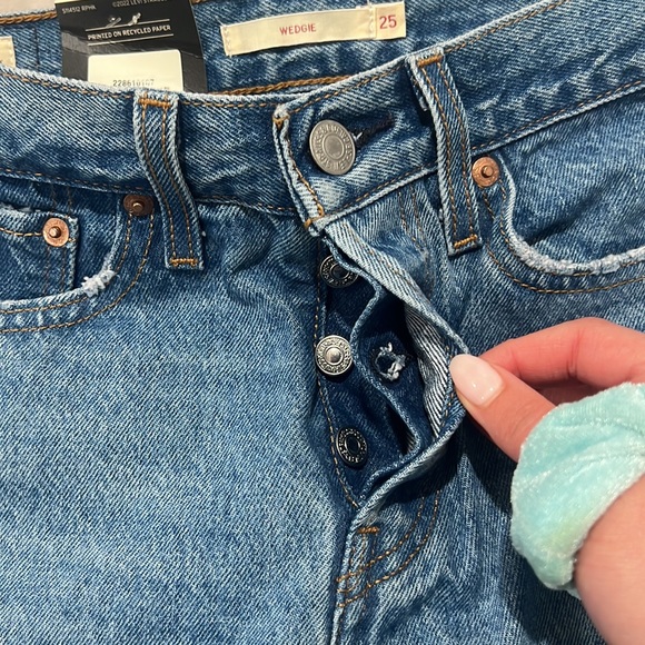 Nwt LEVI WEDGIE JEAN - Picture 3 of 5